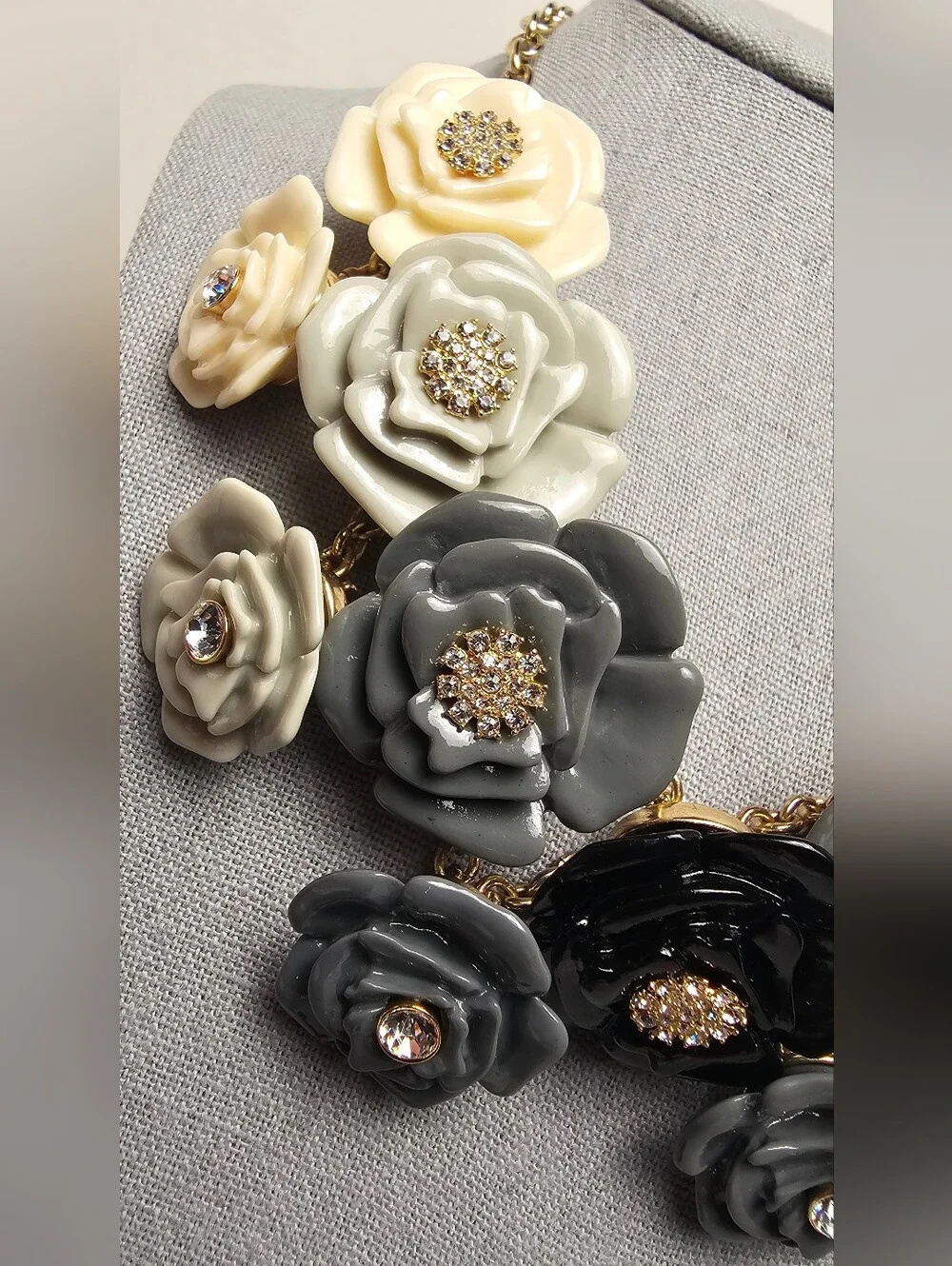 [BaubleBar] Ombré Cunky Resin Rose bib Statement Necklace